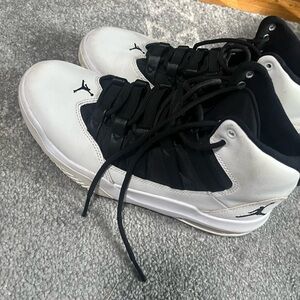 Young Men’s Jordan Gymshoes Size 7.5